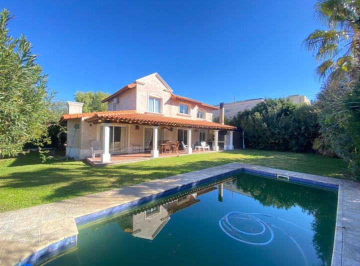Casa · 245m² · 6 Ambientes · 2 Cocheras