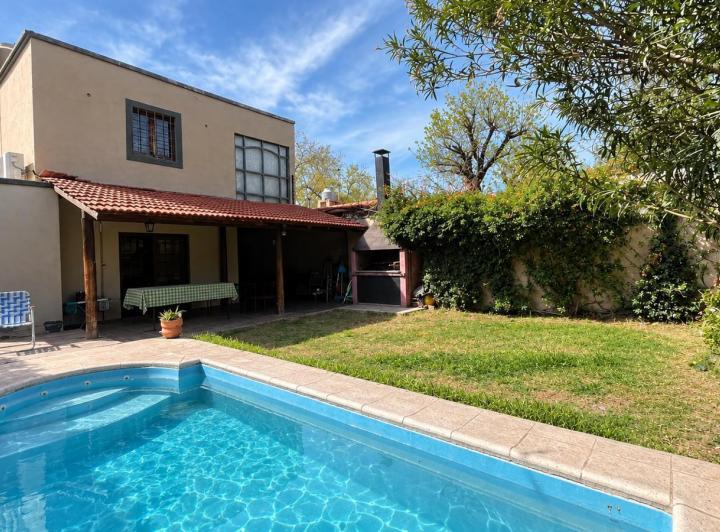 Casa · 320m² · 6 Ambientes · 1 Cochera