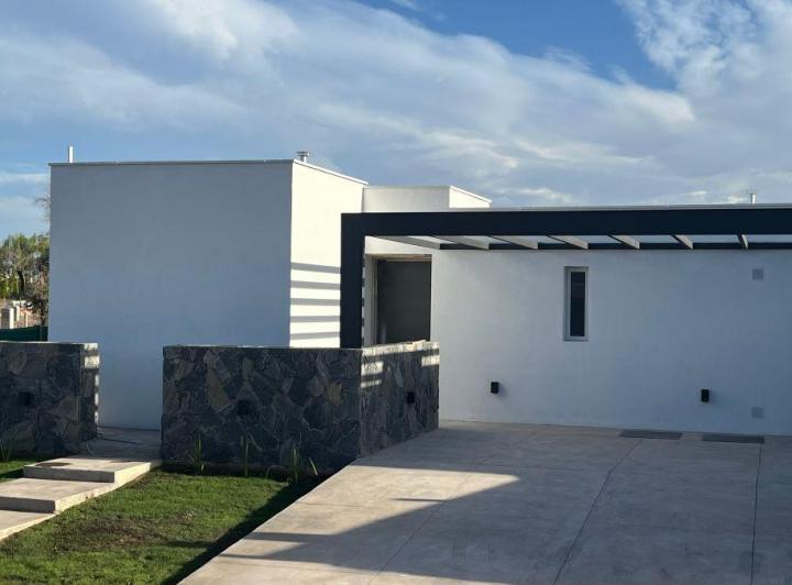 Casa · 122m² · 4 Ambientes · 2 Cocheras