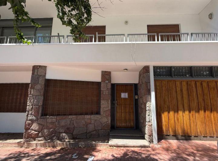 Casa · 344m² · 12 Ambientes · 1 Cochera