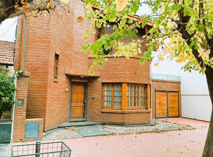 Casa · 160m² · 5 Ambientes · 2 Cocheras