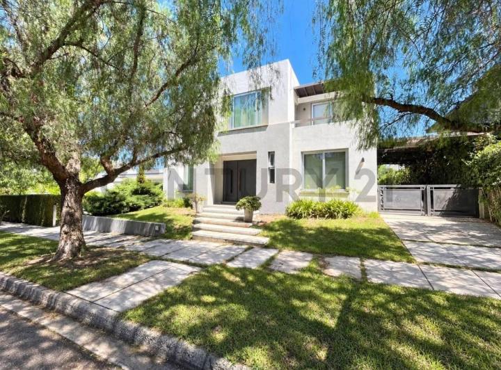 Casa · 395m² · 4 Dormitorios · 2 Cocheras