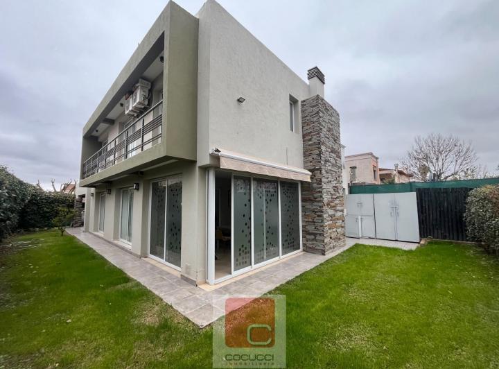 Casa · 348m² · 7 Ambientes · 2 Cocheras
