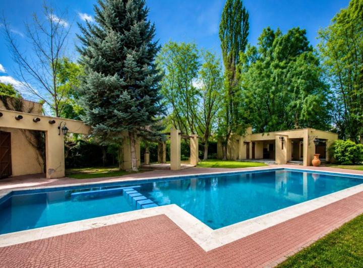 Casa · 228m² · 7 Ambientes · 2 Cocheras