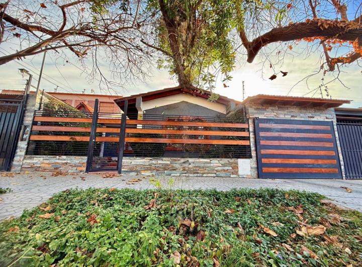 Casa · 185m² · 8 Ambientes · 2 Cocheras
