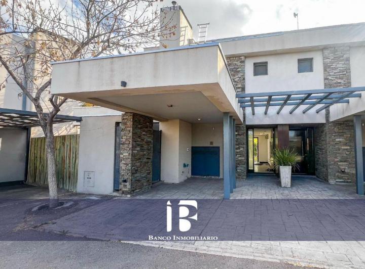 Casa · 148m² · 5 Ambientes · 2 Cocheras