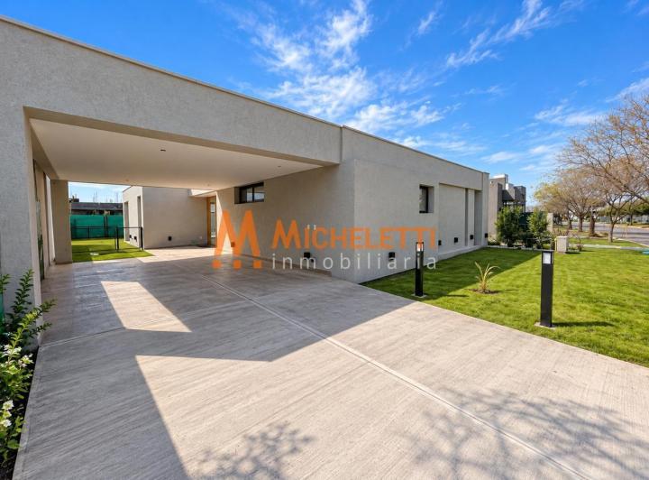 Casa · 161m² · 8 Ambientes · 2 Cocheras