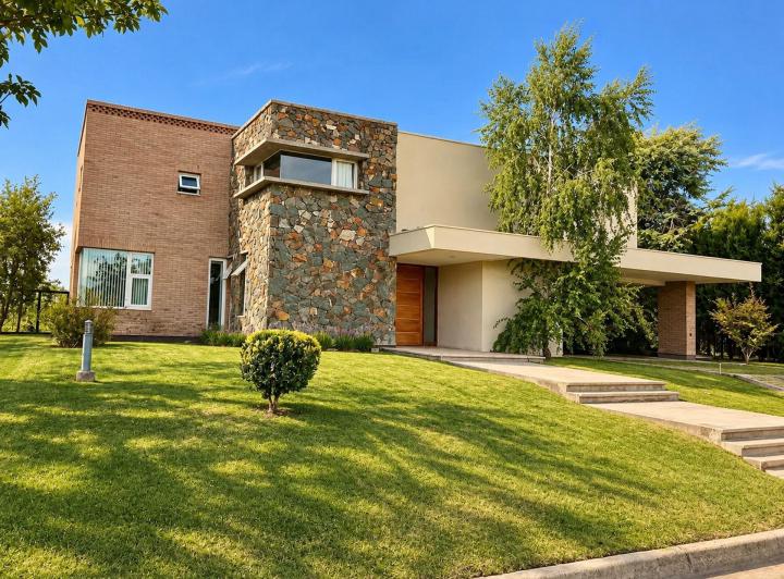 Casa · 450m² · 9 Ambientes · 2 Cocheras