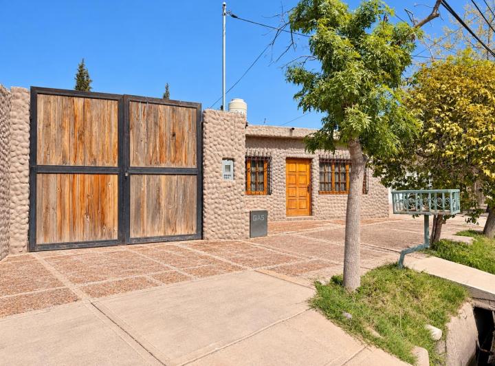 Casa · 370m² · 6 Ambientes · 4 Cocheras