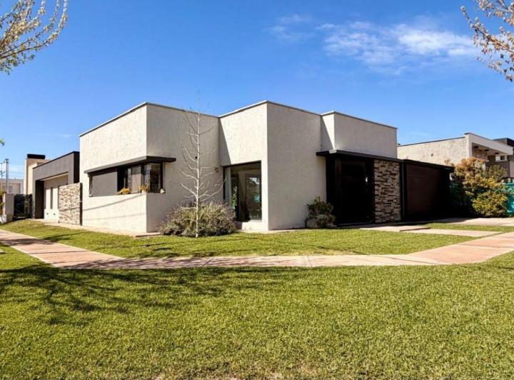 Casa · 138m² · 6 Ambientes · 1 Cochera