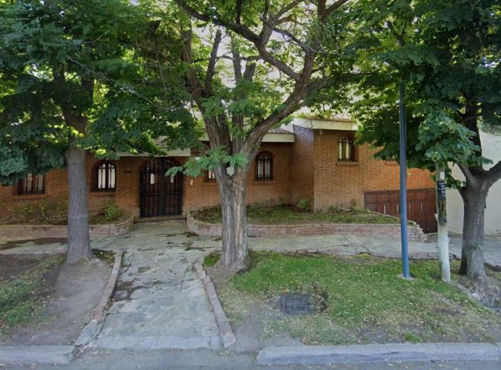Casa · 389m² · 6 Ambientes · 2 Cocheras