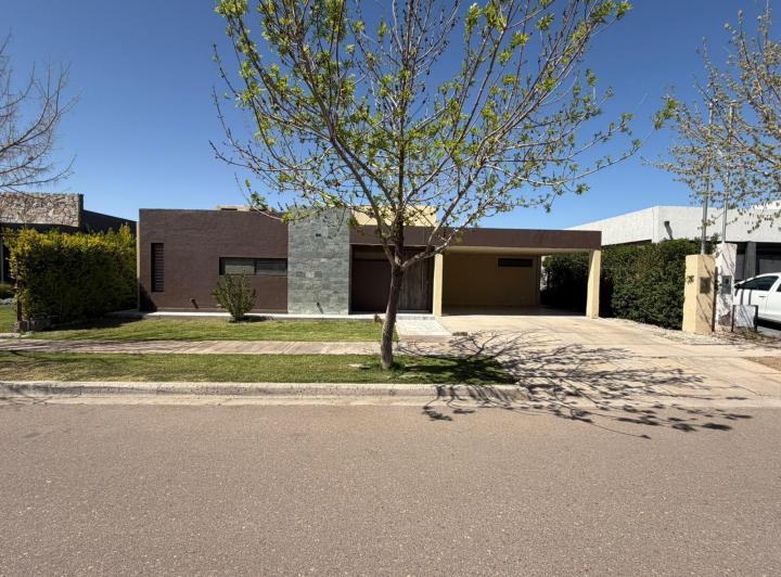 Casa · 210m² · 3 Ambientes · 1 Cochera