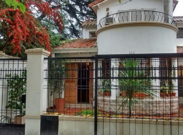 Casa · 196m² · 8 Ambientes · 1 Cochera