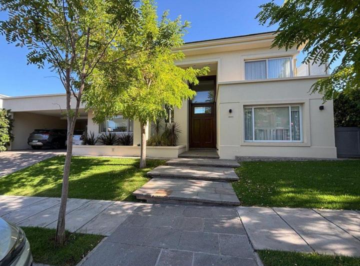Casa · 353m² · 9 Ambientes · 2 Cocheras