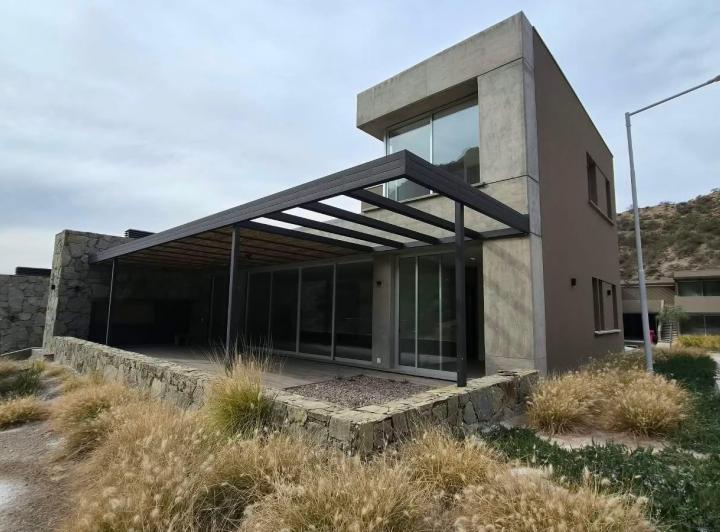 Casa · 202m² · 5 Ambientes · 2 Cocheras