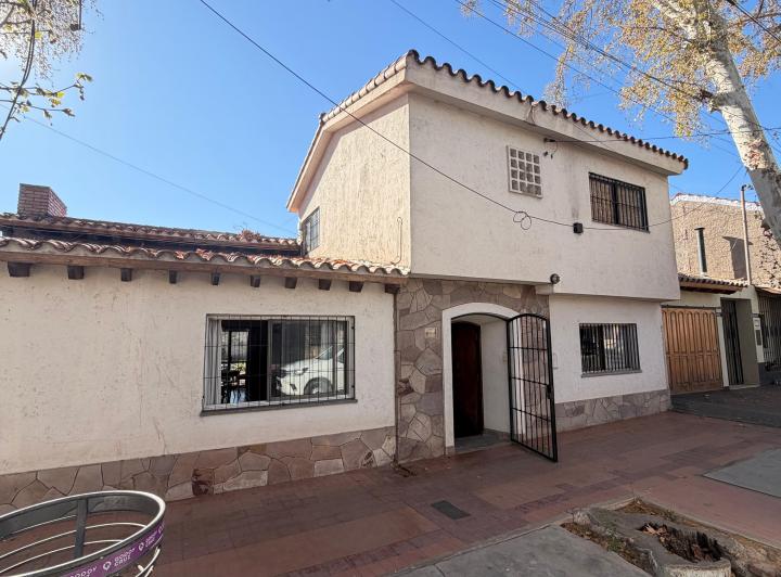 Casa · 245m² · 5 Ambientes · 1 Cochera