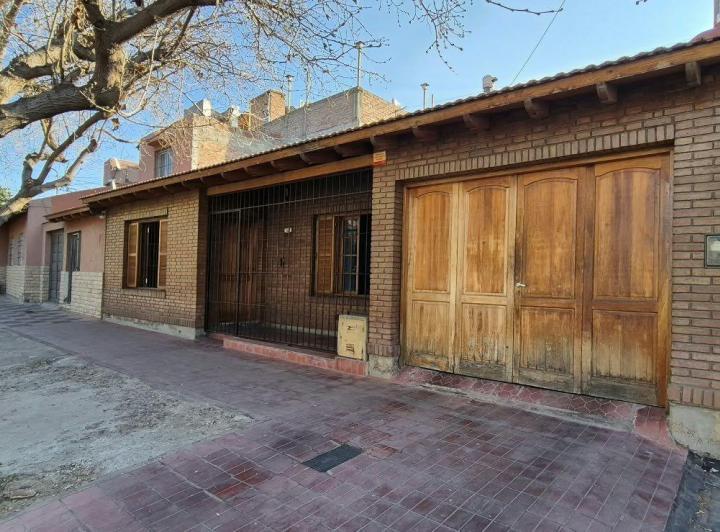 Casa · 169m² · 8 Ambientes · 1 Cochera