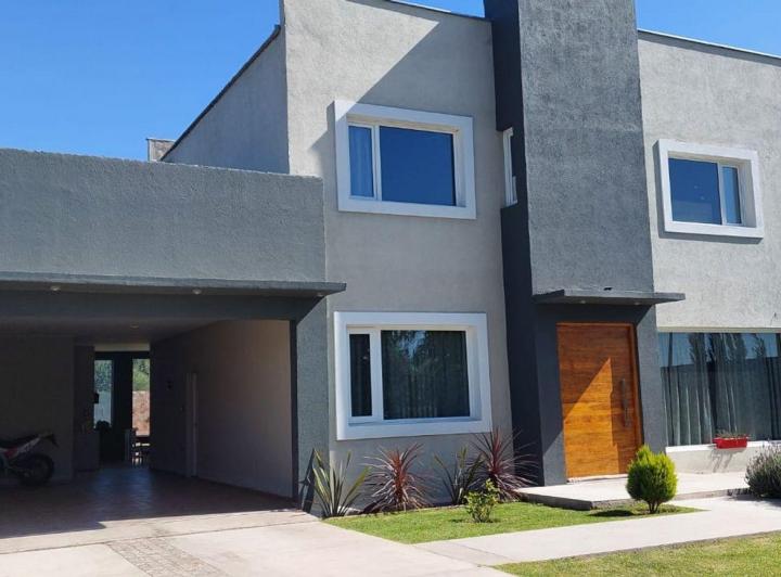 Casa · 260m² · 8 Ambientes · 3 Cocheras