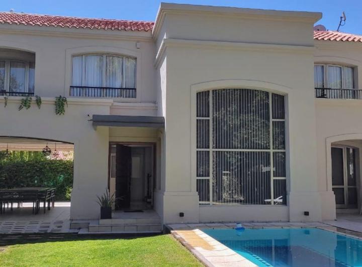 Casa · 250m² · 6 Ambientes · 2 Cocheras
