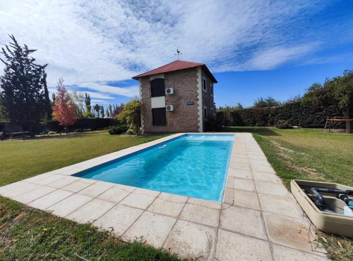 Casa · 200m² · 5 Ambientes · 2 Cocheras