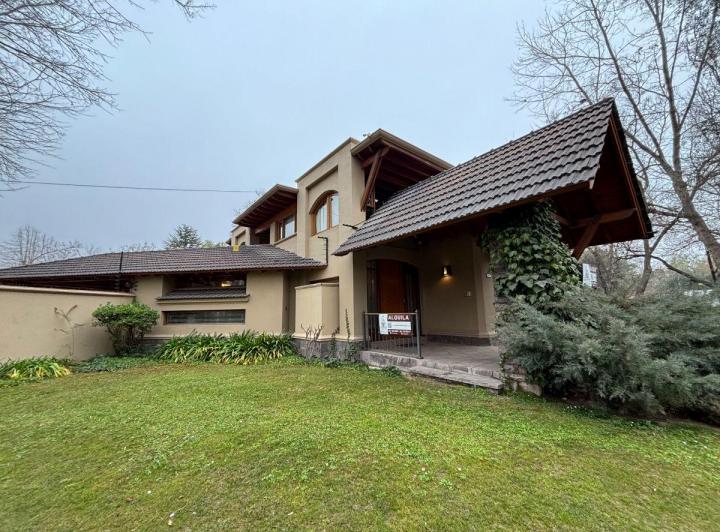 Casa · 372m² · 7 Ambientes · 4 Cocheras