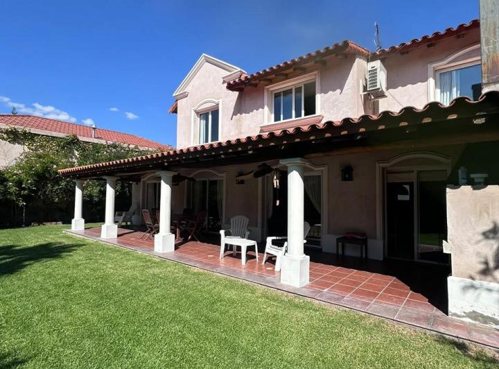 Casa · 275m² · 8 Ambientes · 2 Cocheras