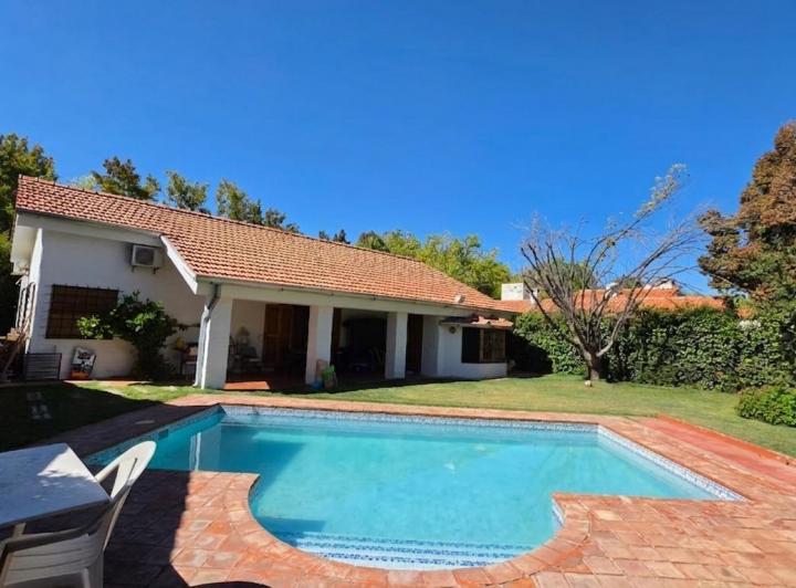 Casa · 270m² · 6 Ambientes · 2 Cocheras