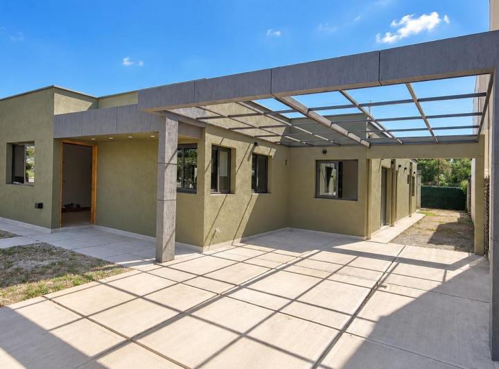 Casa · 430m² · 8 Ambientes · 2 Cocheras