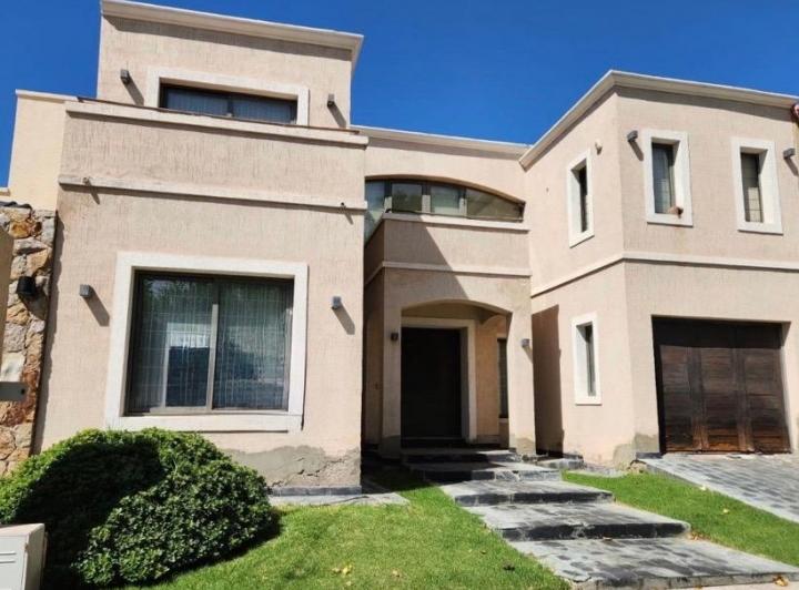 Casa · 253m² · 4 Dormitorios · 1 Cochera