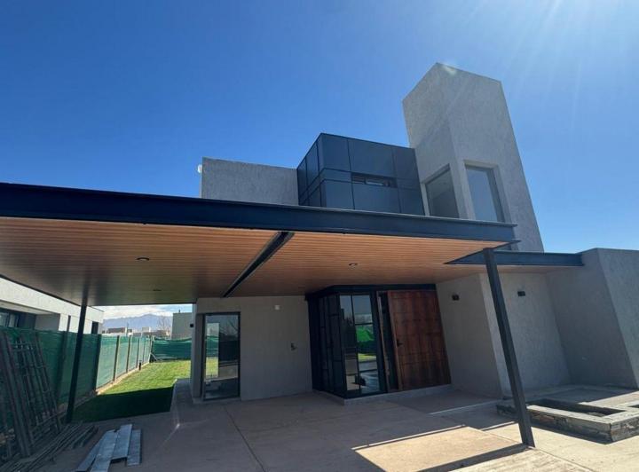 Casa · 137m² · 6 Ambientes · 2 Cocheras
