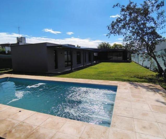 Casa · 330m² · 7 Ambientes · 2 Cocheras