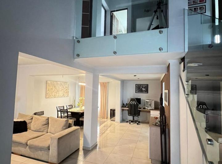Casa · 122m² · 10 Ambientes · 2 Cocheras