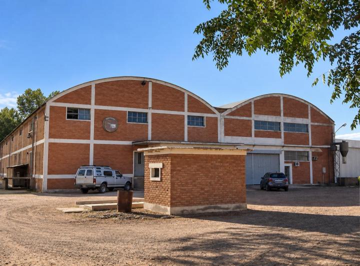 Bodega-Galpón · 2460m² · 8 Ambientes