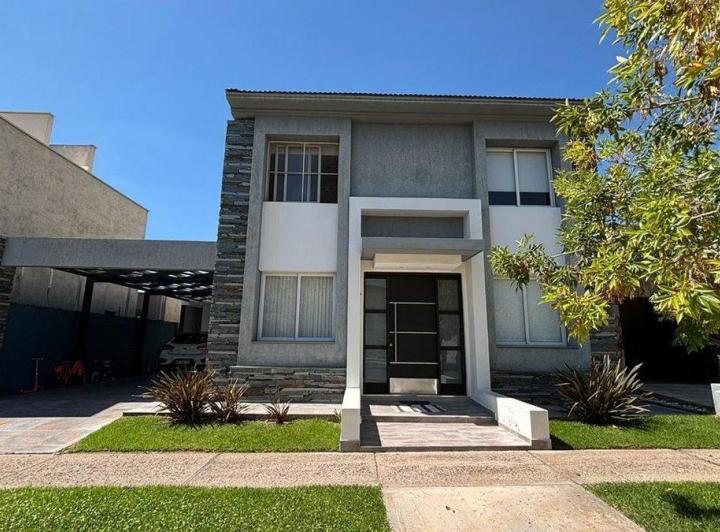 Casa · 220m² · 7 Ambientes · 2 Cocheras