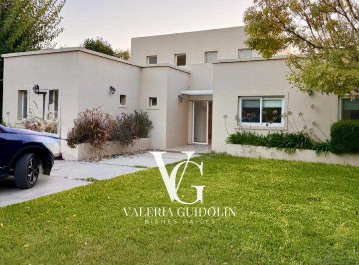 Casa · 180m² · 5 Ambientes · 2 Cocheras
