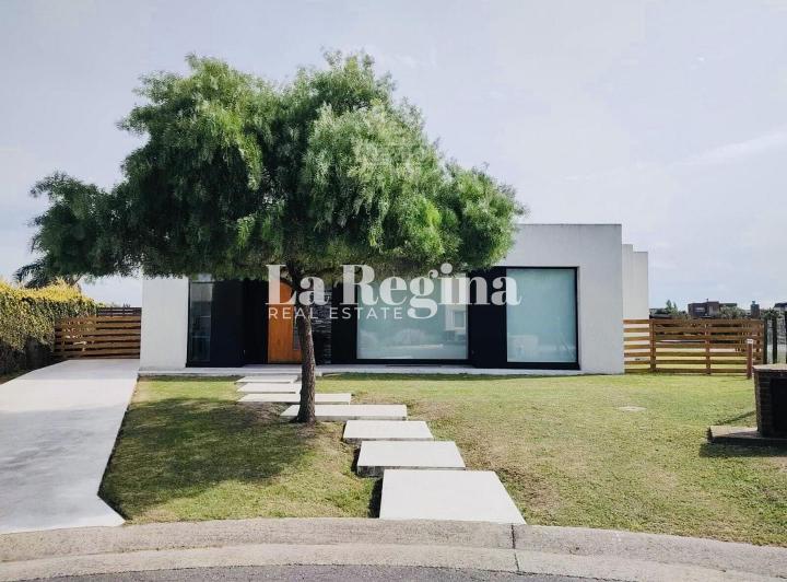 Casa · 143m² · 4 Ambientes · 2 Cocheras