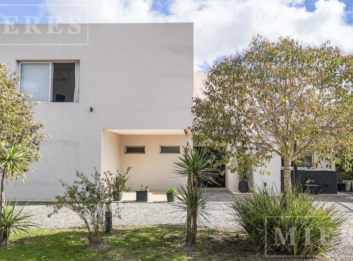 Casa · 236m² · 5 Ambientes · 2 Cocheras