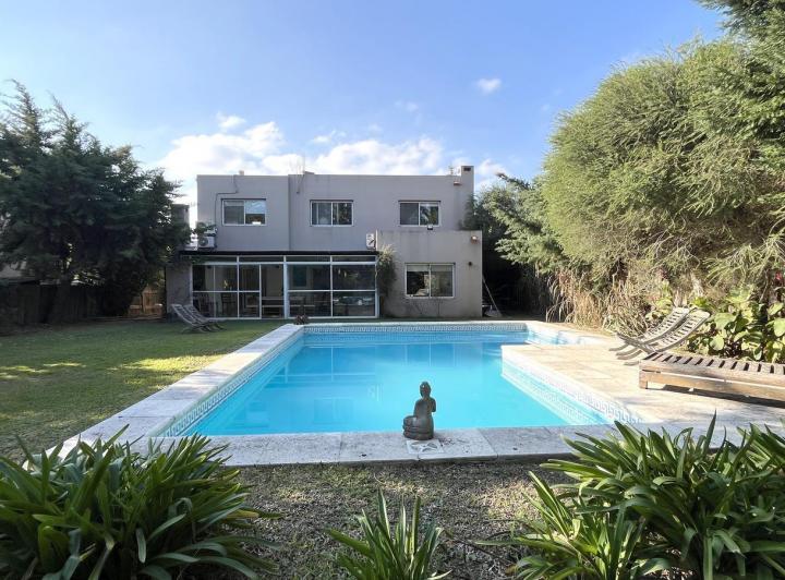 Casa · 160m² · 6 Ambientes · 4 Cocheras
