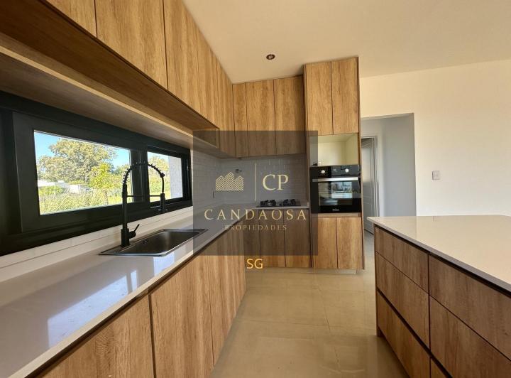 Casa · 135m² · 4 Ambientes · 3 Cocheras