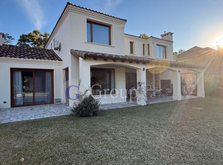 Casa · 257m² · 6 Ambientes · 1 Cochera