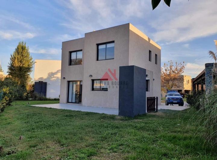 Casa · 140m² · 5 Ambientes · 1 Cochera
