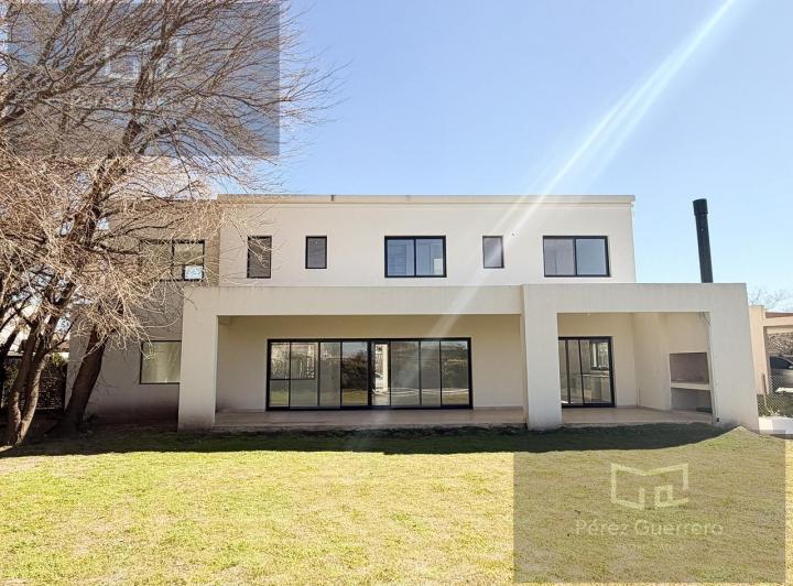 Casa · 223m² · 5 Ambientes · 2 Cocheras