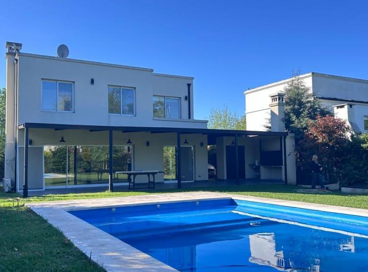 Casa · 138m² · 4 Ambientes · 2 Cocheras