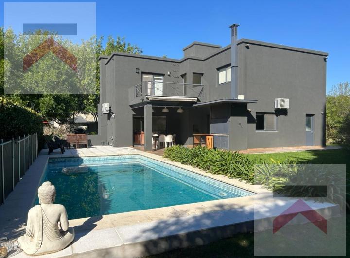 Casa · 180m² · 4 Ambientes · 4 Cocheras