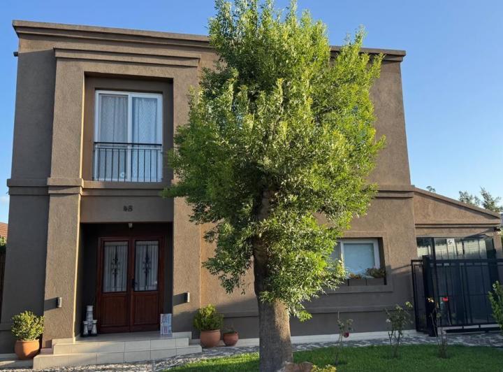 Casa · 178m² · 4 Ambientes · 1 Cochera