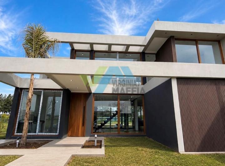 Casa · 270m² · 5 Ambientes · 2 Cocheras