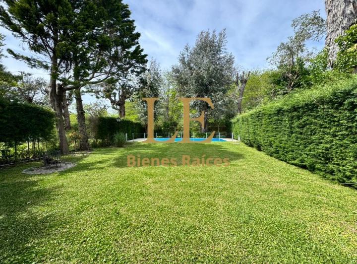 Casa · 180m² · 4 Ambientes · 3 Cocheras