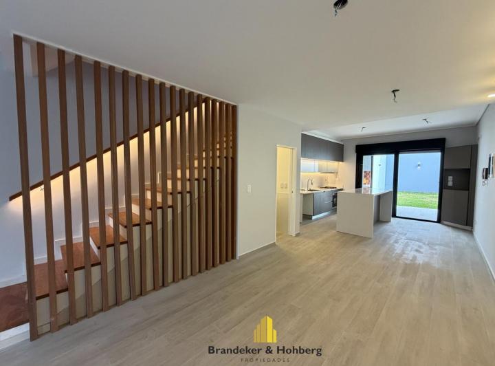 Casa · 180m² · 5 Ambientes · 2 Cocheras