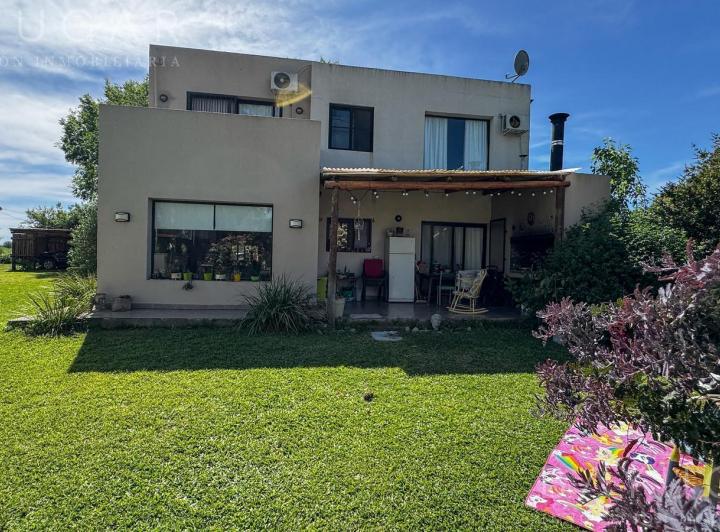 Casa · 180m² · 4 Ambientes · 2 Cocheras