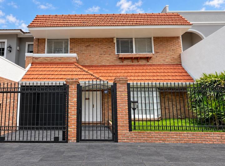 Casa · 250m² · 4 Ambientes · 1 Cochera